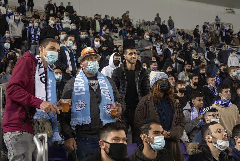 Tribunas llenas durante un partido de fútbol entre Israel y Dinamarca