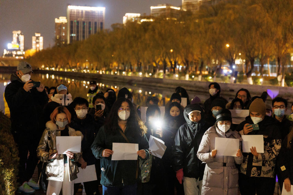 大批憤怒的烏魯木齊市民25日晚間自行突破小區封鎖，前往市政府要求立刻解封。事件也引爆各地遍地開花聲援，至少包括上海、北京、武漢、成都、廣州等多個城市爆發大規模抗議活動。（路透社）