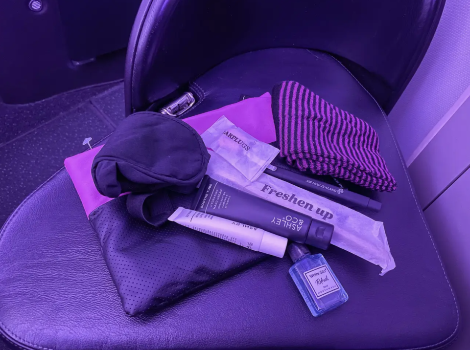 Jeder Passagier der Business Class erhielt eine Goodie-Bag mit Zubehör für den Flug. - Copyright: Monica Humphries / Business Insider