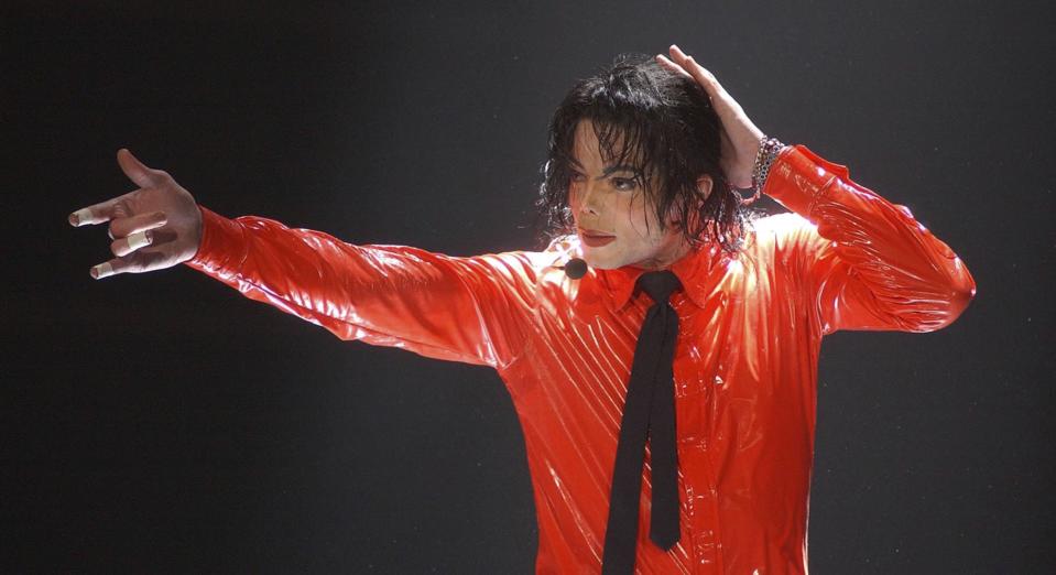 En la imagen, Michael Jackson bailaba y cantaba en una presentación para la televisión el 20 de abril de 2002. Dos décadas después, su espíritu sigue atrayendo a sus seguidores. (Foto Ron Wolfson / Rock Negatives / MediaPunch /IPX)