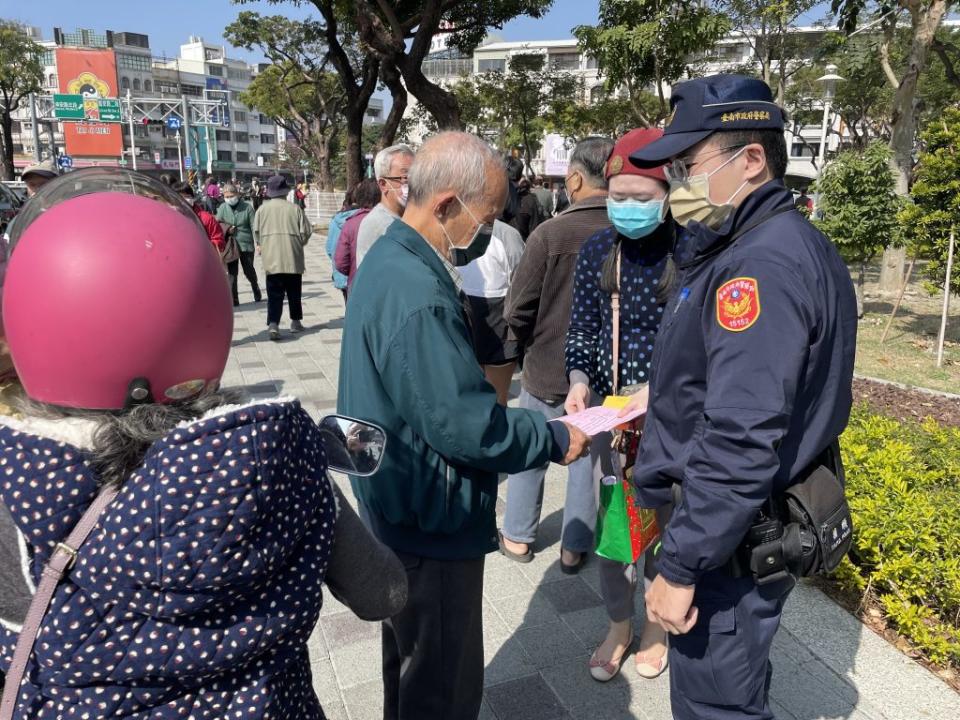 注射時間截止仍有民眾排隊，衛生所再加碼發號碼牌，以警員為記，排在警員之前的都可打到疫苗。（記者陳俊文攝）