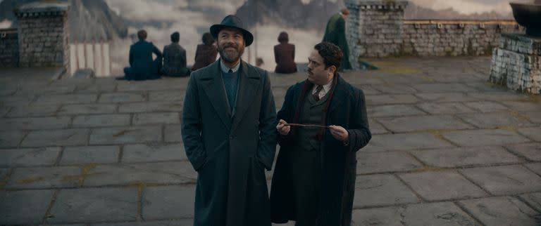 Albus Dumbledore (Jude Law), junto a Jacob Kowalski (Dan Fogler)