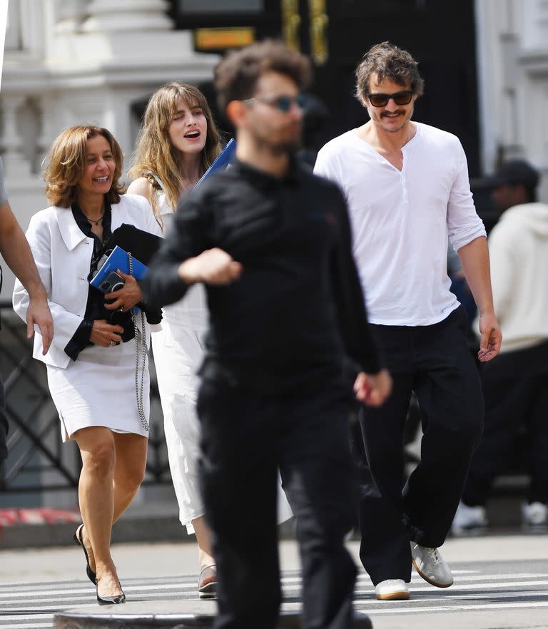 Pedro Pascal, a pura charla y sonrisa mientras pasea con su hermana y algunos amigos por la Gran Manzana. La estrella de The Last of Us lució camiseta blanca, pantalón negro y botas grises