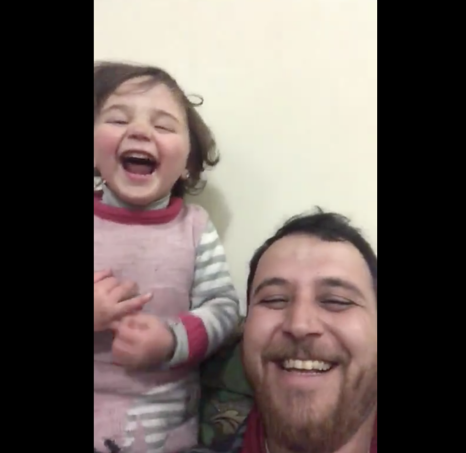 Vater Abdullah hat seiner vierjährigen Tochter beigebracht, laut zu lachen, wenn Bomben auf Idlib fallen. Das soll der Kleinen helfen, gegen die tägliche Angst zu kämpfen. (Quelle: Screenshot Twitter)