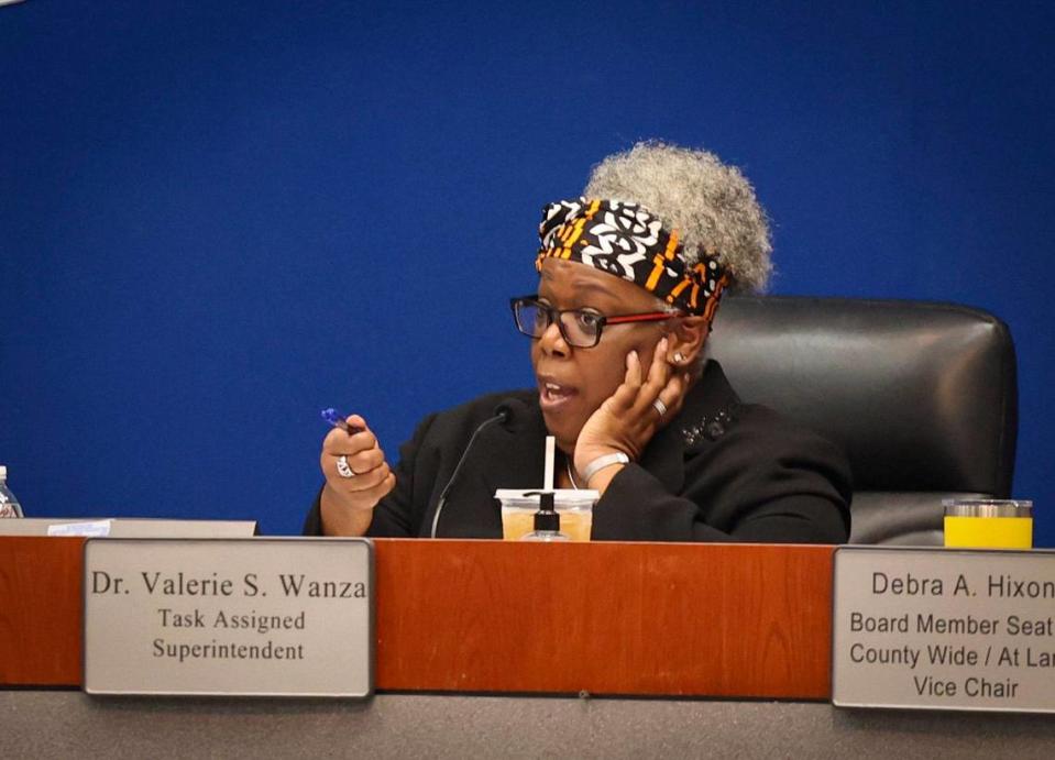 La Dra. Valerie Wanza, superintendente interina asignada a la tarea, habla durante una reunión de la Junta Escolar del Condado Broward, el miércoles 15 de febrero de 2023, en Fort Lauderdale.