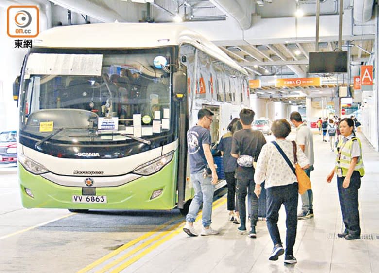 有旅客選擇乘搭穿梭巴士，政府指截至昨日早上10時半已開出8班。（黃偉邦攝）