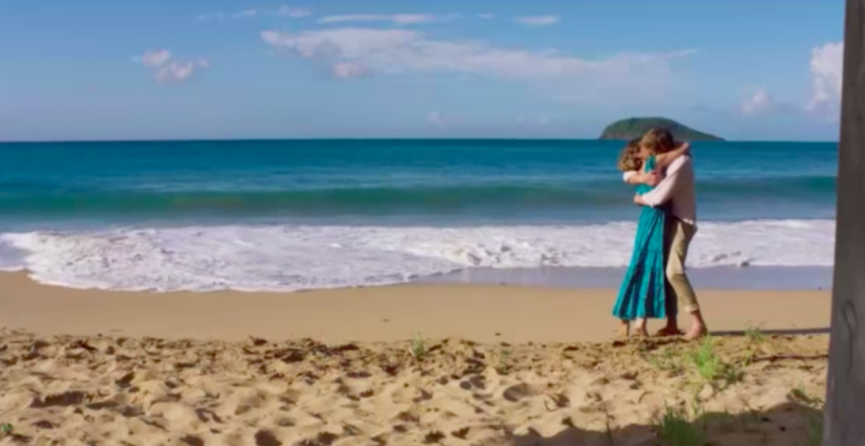 Martha and Humphrey kiss on the beach