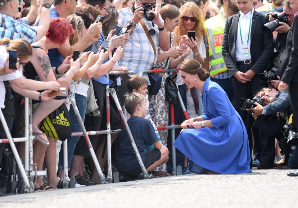 <p>… konnten so Herzogin Catherine die Hand schütteln und sie anschließend sogar zum Lachen bringen. (Bild: Getty Images) </p>