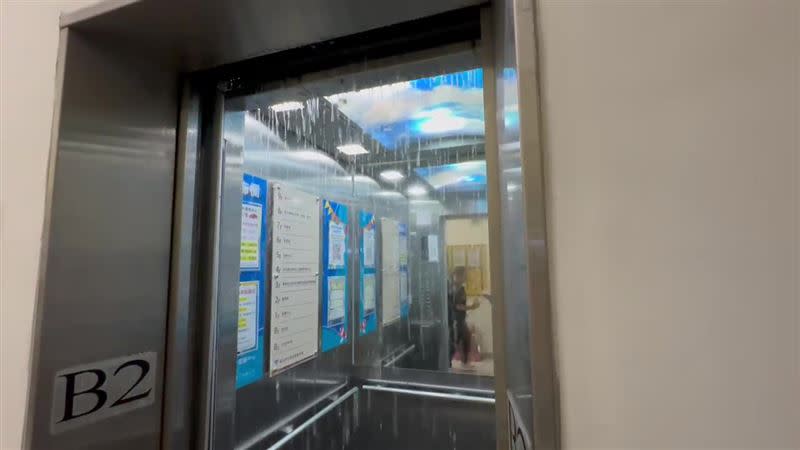 成功高中因為午後大雨，停車場電梯成「水濂洞」。（圖／讀者提供）