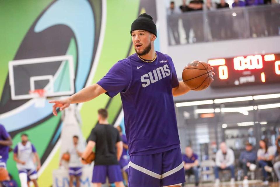 Devin Booker directing traffic during Phoenix Suns practice at United Wholesale Mortgage on Oct. 9, 2023 at Pontiac, Mich.