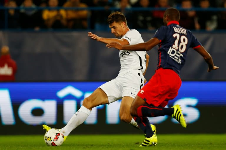 Caen's French-Beninese midfielder Jordan Adeoti (R) vies for the ball with Paris Saint-Germain's Belgian defender Thomas Meunier during the French L1 football match between Caen and Paris Saint-Germain