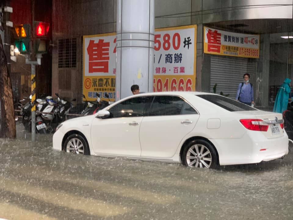 今天(19日)傍晚5點左右，高雄開始下起大雷雨，短時強降雨造成排水系統宣洩不及，高雄市水利局掌握，包括高雄市政府鳳山行政中心周圍等，全高雄至少7處積淹水。   圖：翻攝高雄大小事臉書粉專