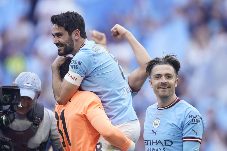 Ilkay Gundogan del Manchester City y Jack Grealish celebran tras ganar la final de la Copa FA al superar al Manchester United en el Estadio de Wembley el sábado 3 de junio del 2023. (AP Foto/Dave Thompson)