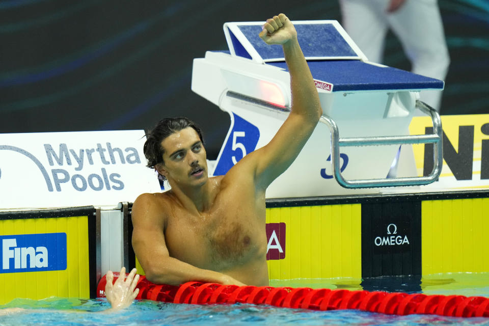 El italiano Thomas Ceccon tras ganar los 100 metros pecho y fijar un récord mundial en el campeonato mundial de natación, el lunes 20 de junio de 2022, en Budapest. (AP Foto/Petr David Josek)