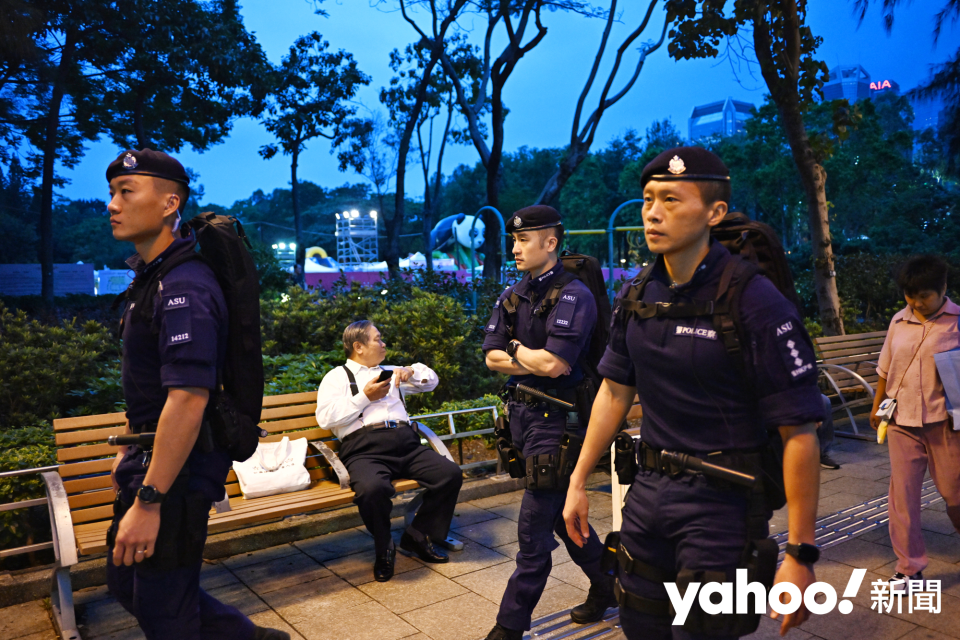 After nightfall, a large number of police officers continued to patrol in Victoria Park, and some citizens also took a rest.