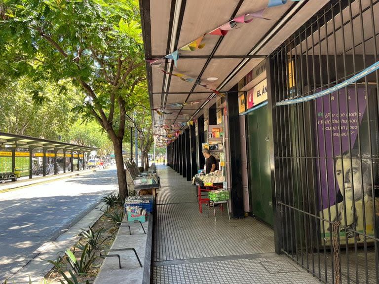 En Plaza Italia, solo una librería abrió en la zona del metrobús