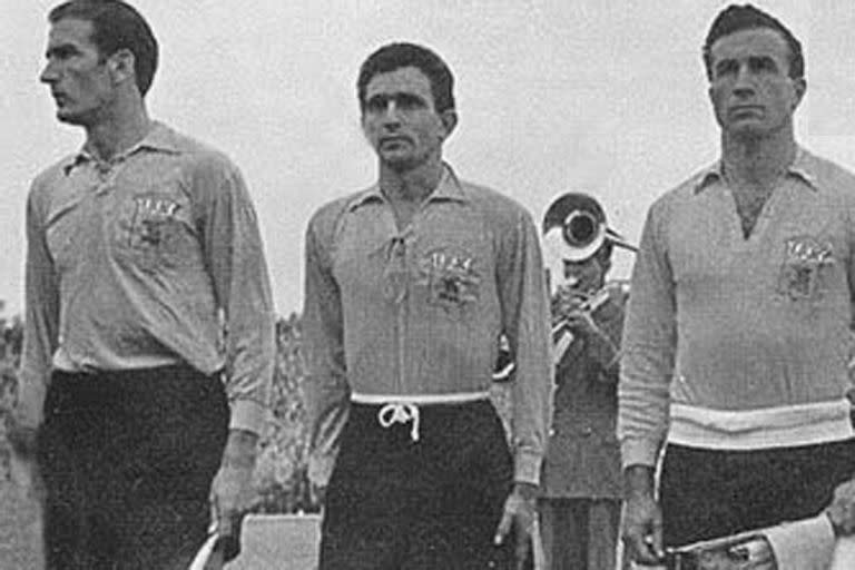 José Varacka, Oreste Omar Corbatta y Pedro Dellacha con la camiseta de Malmoe, en el debut de Suecia 1958, ante Alemania