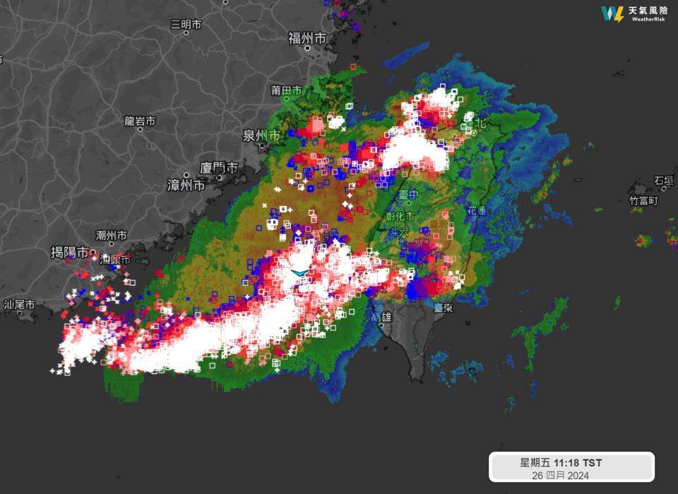 強對流位於竹苗沿岸、西南方海面，閃電非常活躍。（圖／翻攝自天氣風險 WeatherRisk臉書）