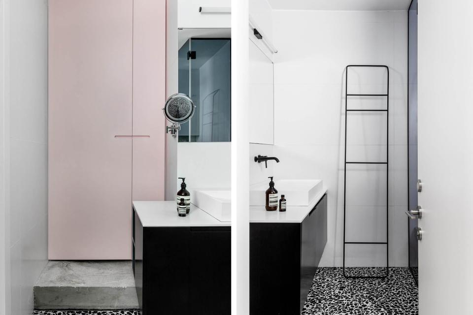 浴室鋪上黑白色水磨石地板，增加視覺趣味