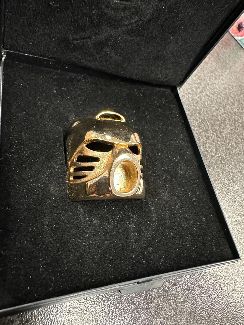 According to the Goodwill auction listing, the mask is approximately 1 inch tall and weighs 26.14 grams.