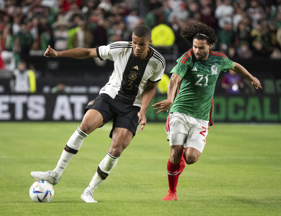 El alemán Malick Thiaw trae el balón mientras lo defiende el mexicano César Huerta en partido amistoso e 17 de octubre del 2023 en Filadelfia. (AP Photo/Joe Lamberti)