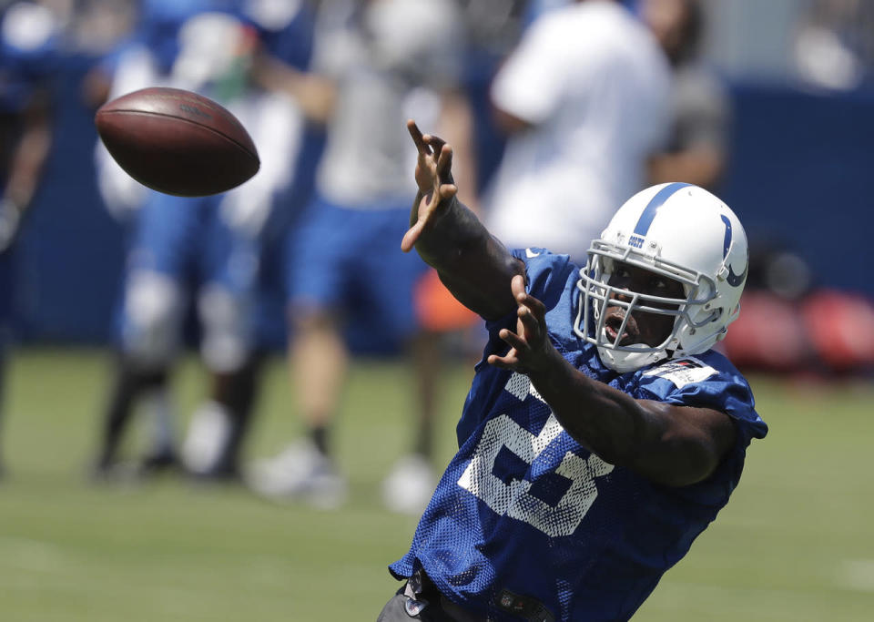 <p>Indianapolis Colts running back Frank Gore makes a catch during an NFL football training camp, July 27, 2016, in Anderson, Ind. (Photo: Darron Cummings/AP)</p>