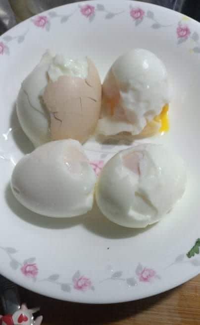 ▲網友分享自己煮水煮蛋，結果蛋殼緊黏蛋白，導致外觀不佳。（圖/爆廢公社公開版）