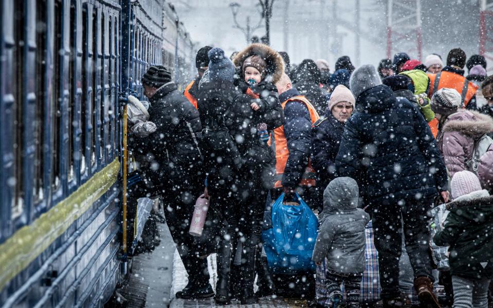 Flüchtlinge aus Mykolajiw verlassen den Bahnhof Odessa in Richtung Lemberg