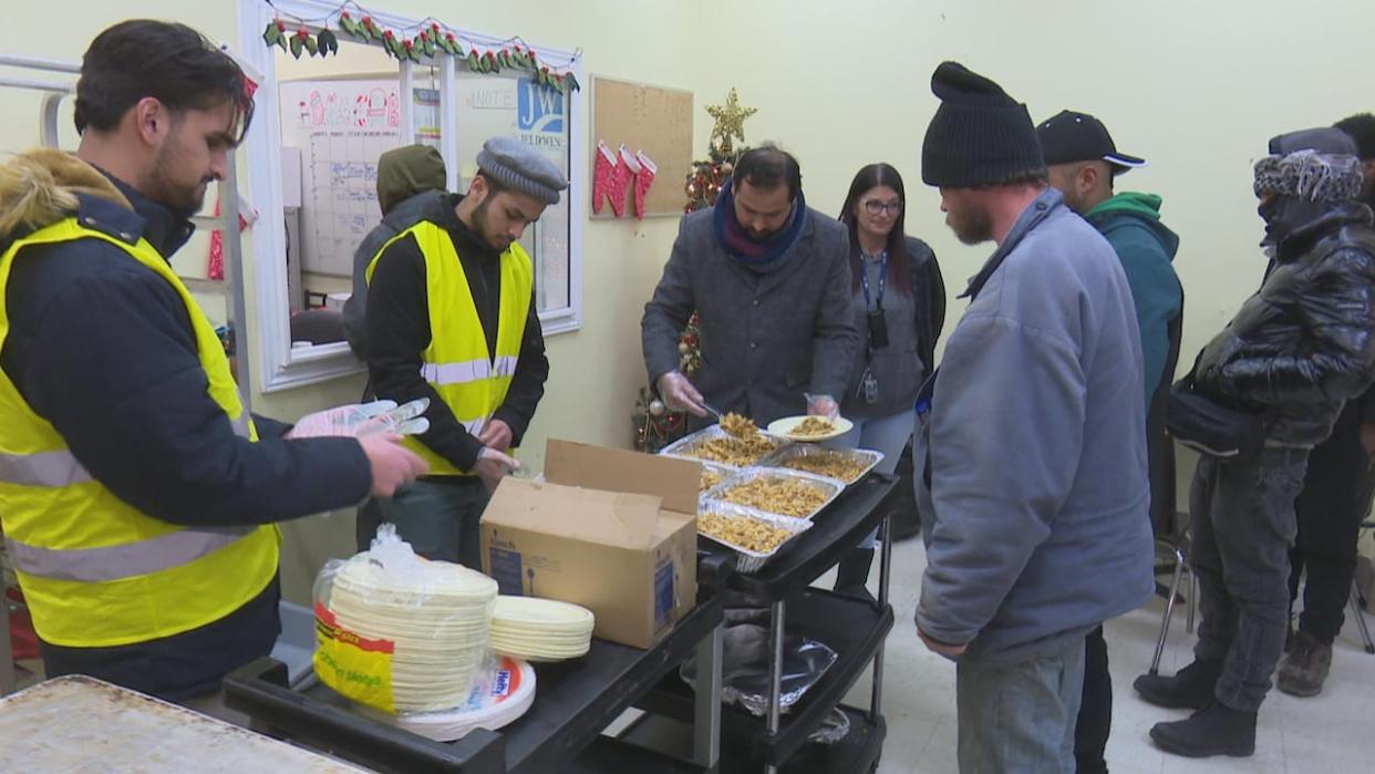 The Ahmadiyya Muslim Youth Association served up meals at the Downtown Mission on Dec. 21, 2023.  (Dale Molnar/CBC - image credit)