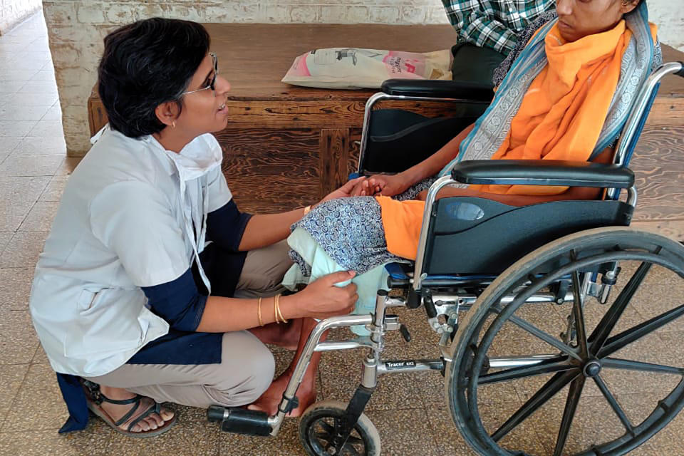 Ashita Singh con una paciente. (Reena Rajan vía The New York Times)