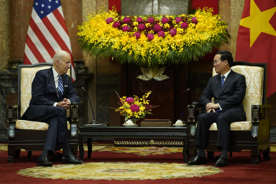 El presidente de Estados Unidos, Joe Biden, se reúne con el presidente de Vietnam, Vo Van Thuong, en Hanoi, Vietnam, el lunes 11 de septiembre de 2023. (AP Foto/Evan Vucci)