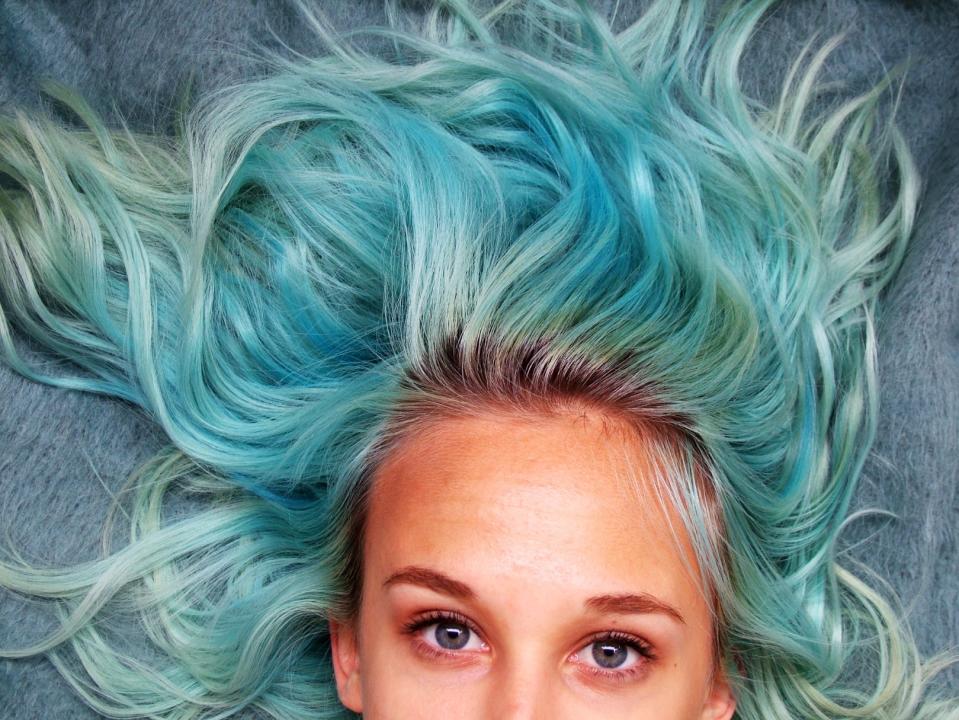 a wedding guest with blue hair was asked to change her hair colour