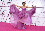 <p>Halle Berry demonstriert, weshalb wir den Red Carpet so vermisst haben, denn dieser Chiffon-Traum von Dolce & Gabbana verlangt nach einer dramatischen Pose. Dabei ging fast unter, dass die Schauspielerin sich die Haare zu einem kurzen Bob gestutzt hat. </p> 