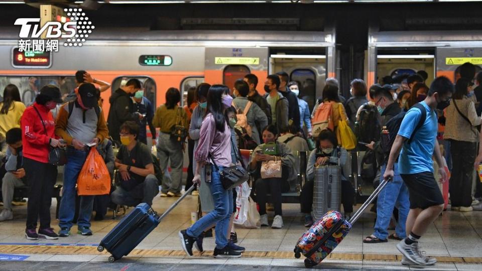 台北車站許多趕回台北的旅客。（圖／胡瑞麒攝）