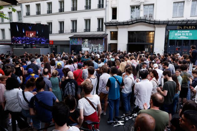 Des militants regardent les résultats des élections législatives ce 19 juin 2022. (Photo: Gonzalo Fuentes via Reuters)