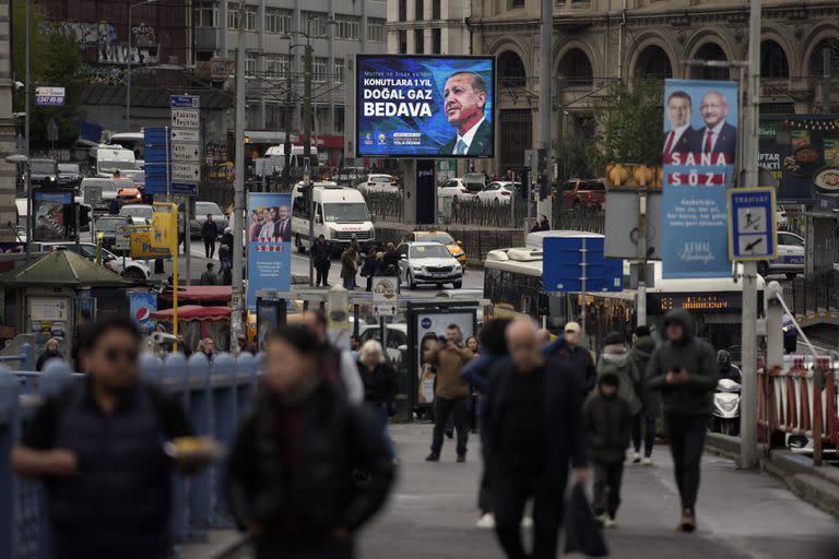 El centro de Estambul, con la imagen del presidente de fondo en un cartel de campaña