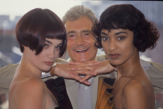 <b>Vidal Sassoon (17.01.1928 - 09.05.2012)</b><br><br>Dank des Retro-Trends tragen viele Frauen sein Erbe auf dem Kopf. Vidal Sassoon verhalf dem “Bob” in den 60er Jahren zum Durchbruch, der Schnitt wurde zu einer der beliebtesten Frisuren. Bereits als 14-Jähriger rührte er im Londoner East End Haarwaschmittel an, er war ein sogenannter „Shampoo Boy“. (Bild: ddp images)