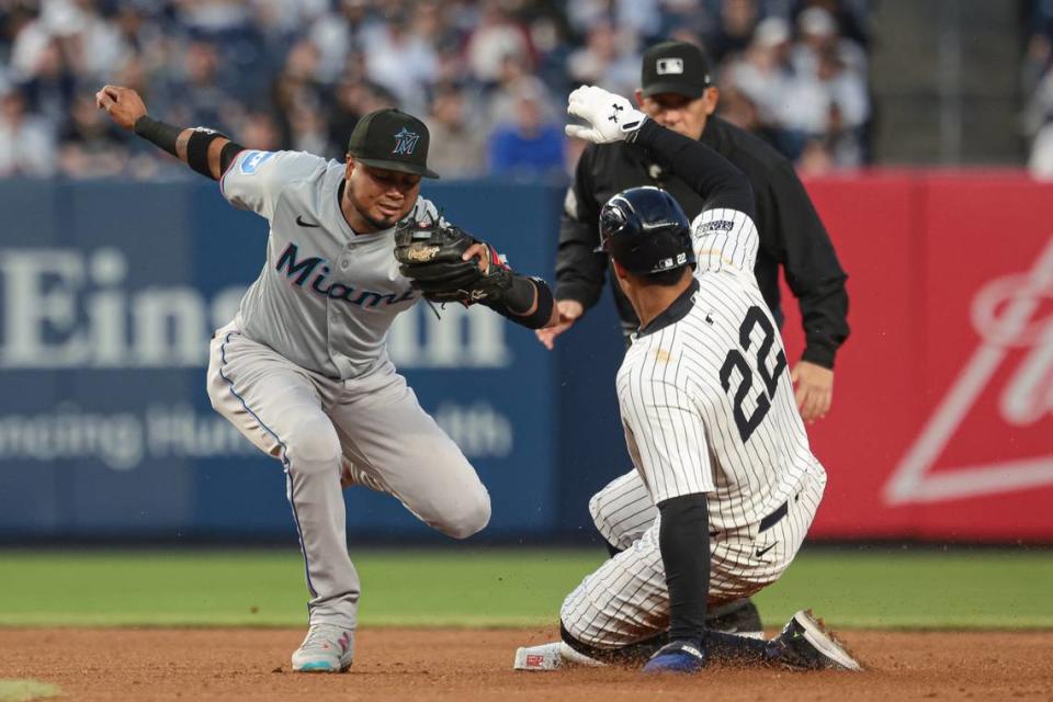 El jardinero dominicano de los Yankees Juan Soto se roba la segunda base ante la defensa del venezolano Luis Arráez, en el primer inning del partido celebrado el 9 de abril de 2024 en Nueva York.