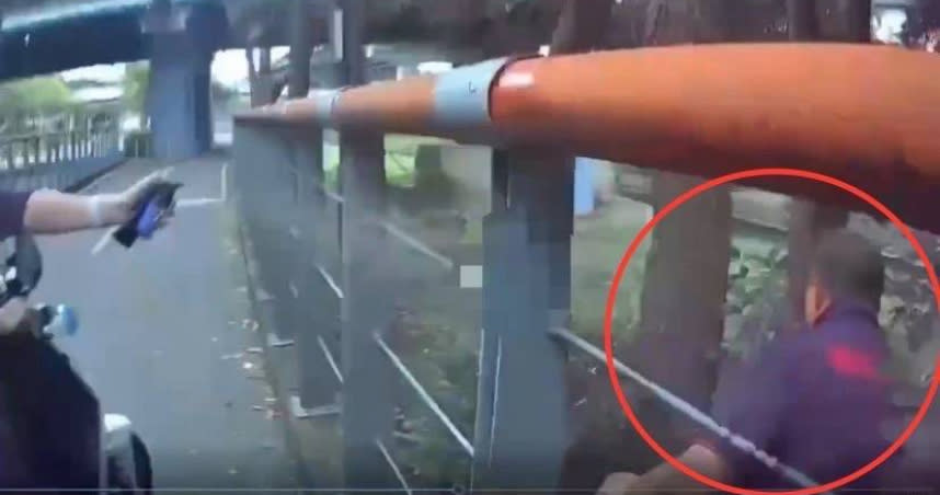 板橋怪男看到警方識破車內藏有毒品，二話不說的直接跳下河想逃跑卻仍遭逮。（圖／警方提供）