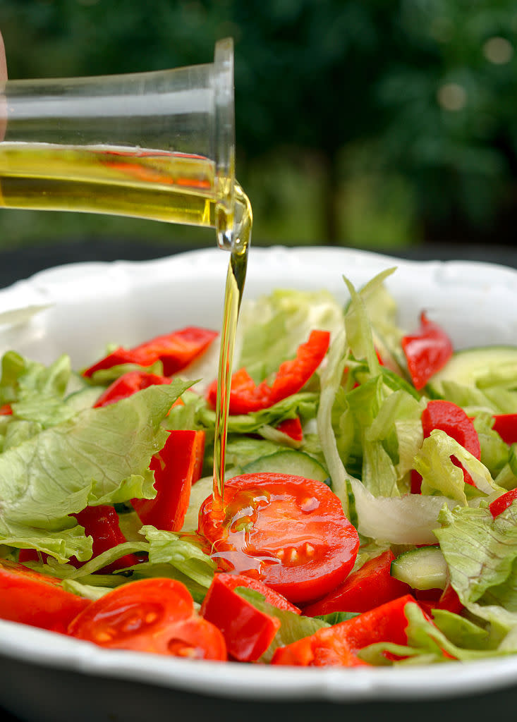 Zitronendressing auf Tomatensalat