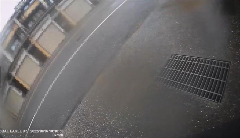 外送員雨天送餐竟遇「機車殺手」！慢慢騎慘「犁田」網歪樓：有妹子