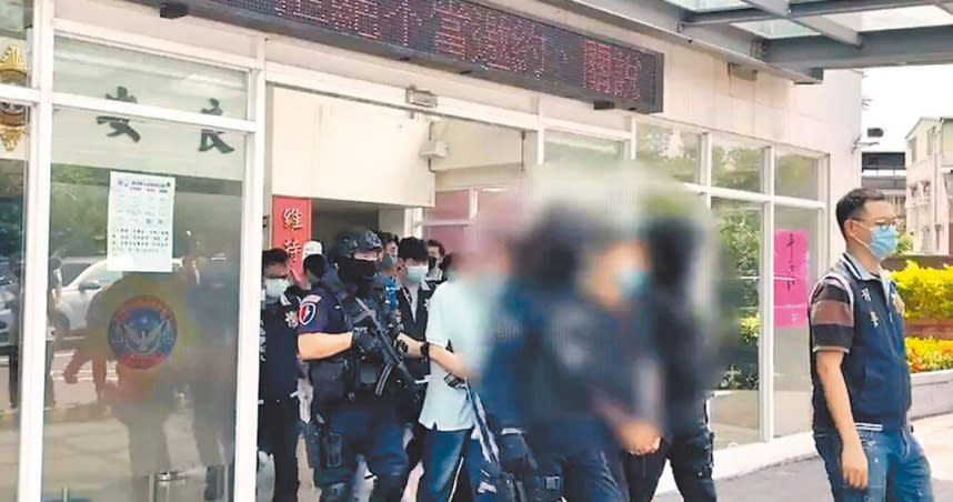 新北市警方強力掃蕩人蛇集團，拘捕犯嫌多人到案。（圖／警方提供）