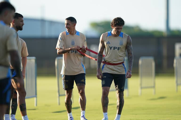 Rodrigo De Paul, Ángel Di María y Nicolás Otamendi, en un momento de ejercicios físicos de la selección argentina en Miami.