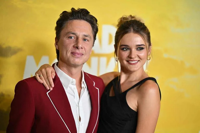 En el estreno de Bad Monkey: negocios turbios, que se realizó en el Museo Hammer de Los Ángeles, también brillaron los actores Zach Braff y Charlotte Lawrence, quienes se motraron cómplices y divertidos