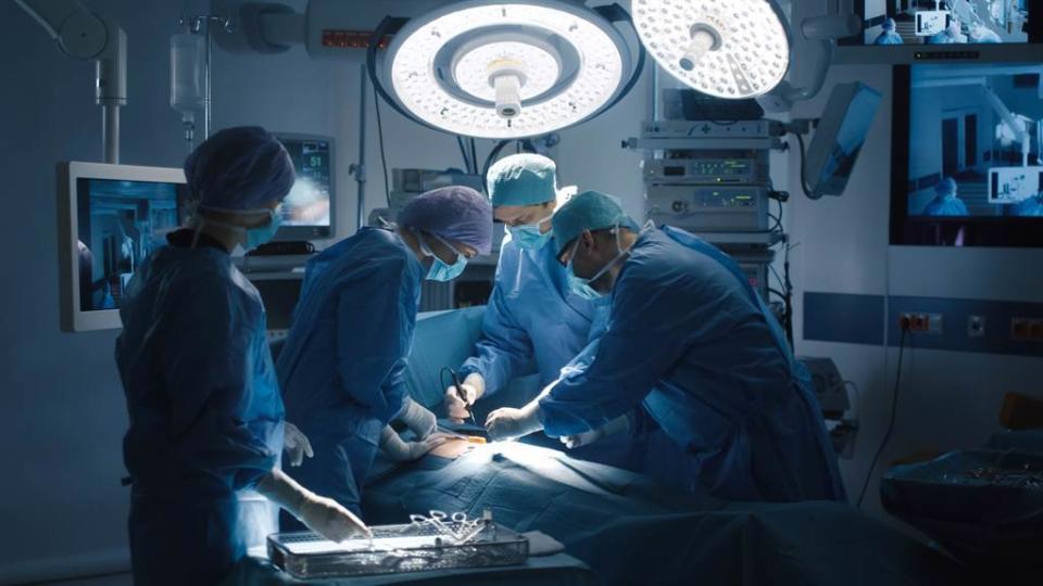 有醫師指出，醫院的大小手術會拍照、錄影很正常，不然原本病患身上可能就有一條疤，院方沒拍照，病患手術完來告怎麼辦。(示意圖：Shutterstock/達志)