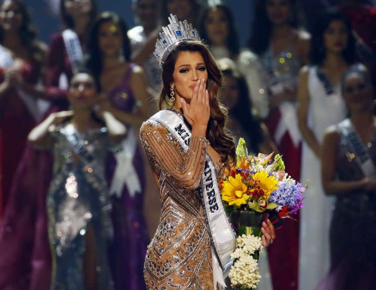 Iris Mittenaere se coronó como la más bella del universo el 30 de enero. AP