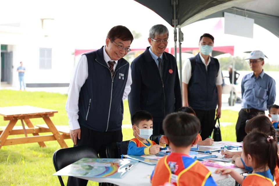 王國材部長與幼稚園小朋友互動。交通部航港局提供