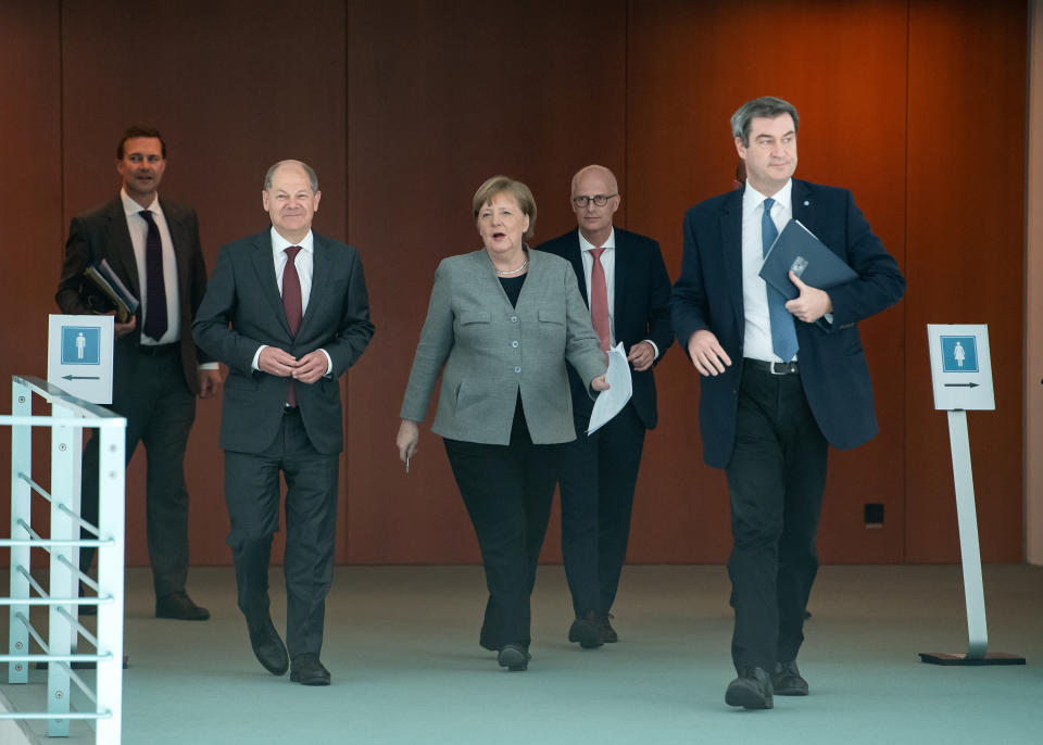 Kanzlerin Merkel, Vizekanzler Scholz, die Landeschefs Söder und Tschentscher und Regierungssprecher Seibert nach einer Corona-Konferenz im April (Bild: Bernd von Jutrczenka/Pool via Reuters)
