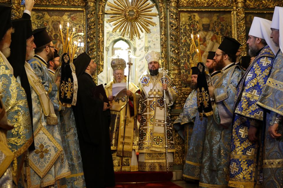 Ecumenical Patriarch Bartholomew I, center left, and Metropolitan Epiphanius, the head of the independent Ukrainian Orthodox Church, center right, attend a religion service at the Patriarchal Church of St. George in Istanbul, Sunday, Jan. 6, 2019. An independent Ukrainian Orthodox church has been created at a signing ceremony in Turkey, formalizing a split with the Russian church it had been tied to since 1686. (AP Photo/Lefteris Pitarakis)