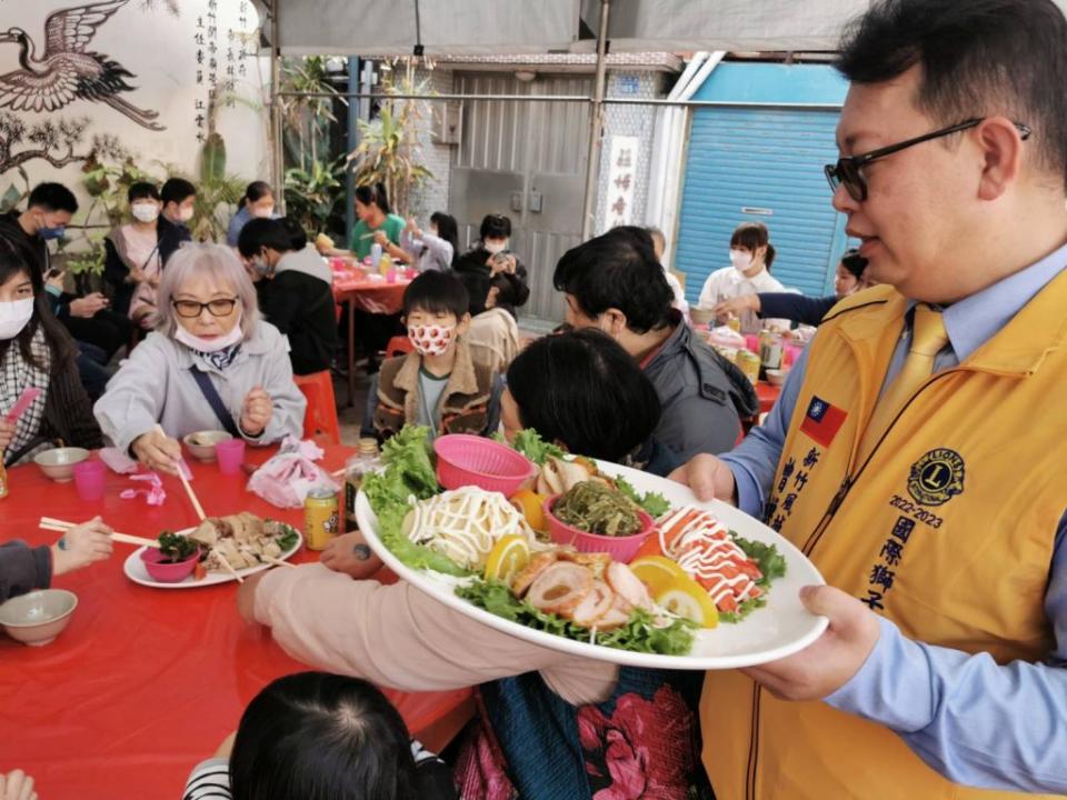 新竹民間團體合辦「扶幼傳愛溫情滿載感恩餐會」，讓弱勢家庭享受辦桌圍爐氛圍，傳承辦桌精神。（記者彭新茹攝）